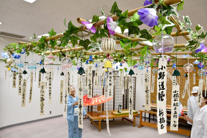 香取市の佐原町並み交流館で、夏の風物詩「風鈴まつり」が開かれている。風鈴には書道市民サークル「華遊墨」のメンバーが手がけた短冊がつるされ、風に揺れると涼やかな音色を響かせている＝２２日、同市