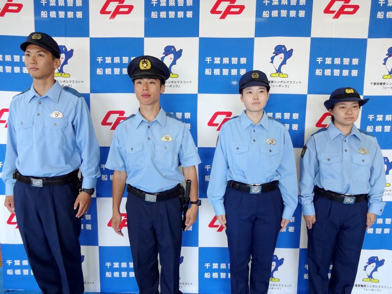 警察官の夏服に試験導入されるポロシャツ（県警提供）
