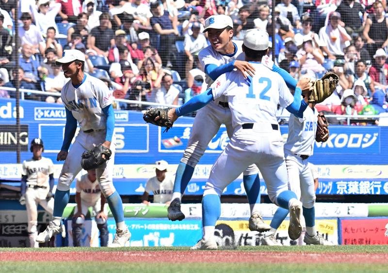 八千代松陰―習志野　決勝進出を決め喜ぶ八千代松陰ナイン＝ＺＯＺＯマリン
