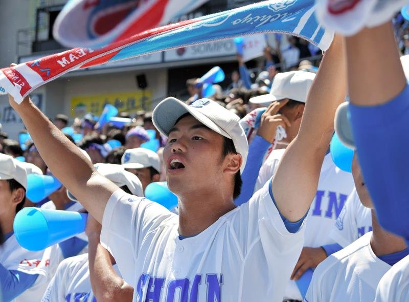 スタンドで選手たちに声援を送る八千代松陰・菅生さん＝ＺＯＺＯマリン
