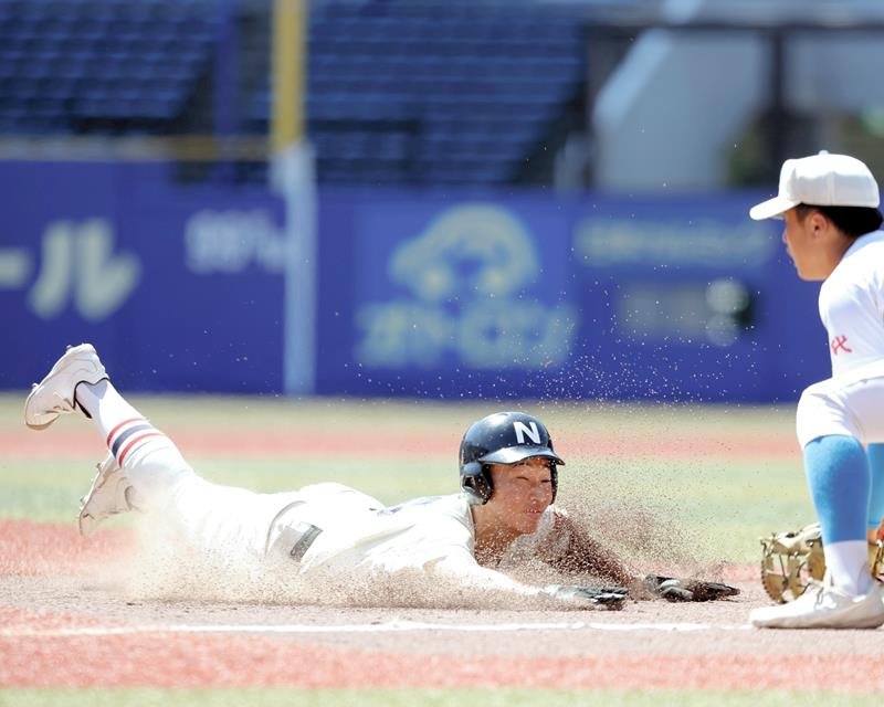 ９回裏習志野１死一塁、井上が左中間を破る適時三塁打を放ち頭から滑り込む＝ＺＯＺＯマリン
