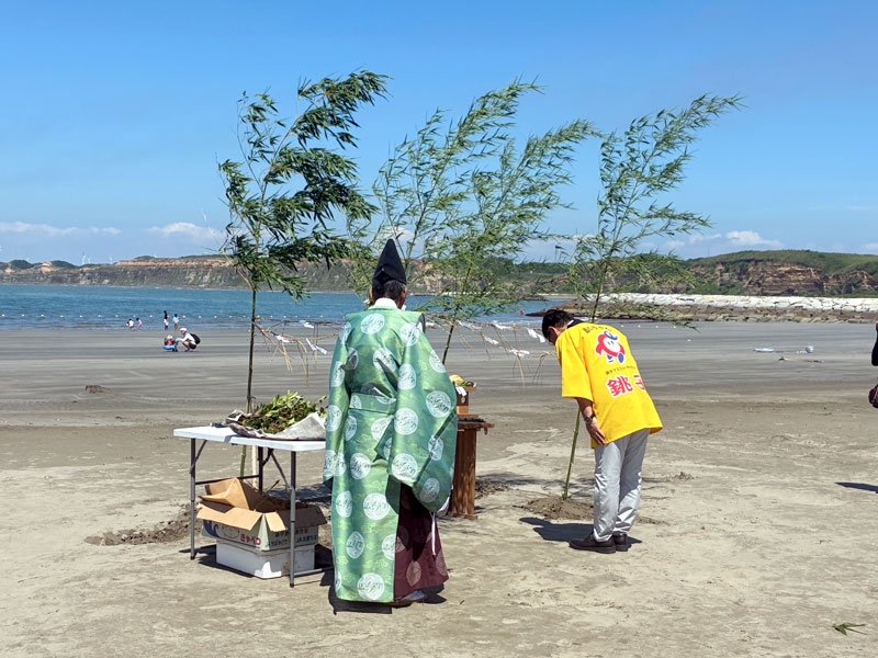 「海開き」を控え、シーズン中の無事故に願いを込める参加者＝２５日、銚子市