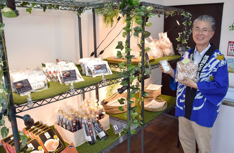 アンテナショップの商品をＰＲする秋葉会頭＝２６日、茂原市