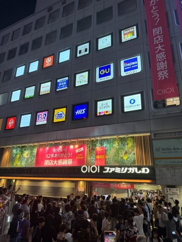 「柏マルイ」の閉店を見届けようと、店舗前に詰めかけた大勢の買い物客ら＝２７日午後８時１５分ごろ、柏市
