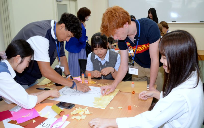 ちぎり絵制作に取り組むモビール市の青少年ら＝２９日、市原市の市原中央高校
