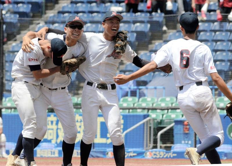拓大紅陵―松戸六実　Ａシード拓大紅陵を撃破し、喜ぶ松戸六実の選手たち＝ＺＯＺＯマリン