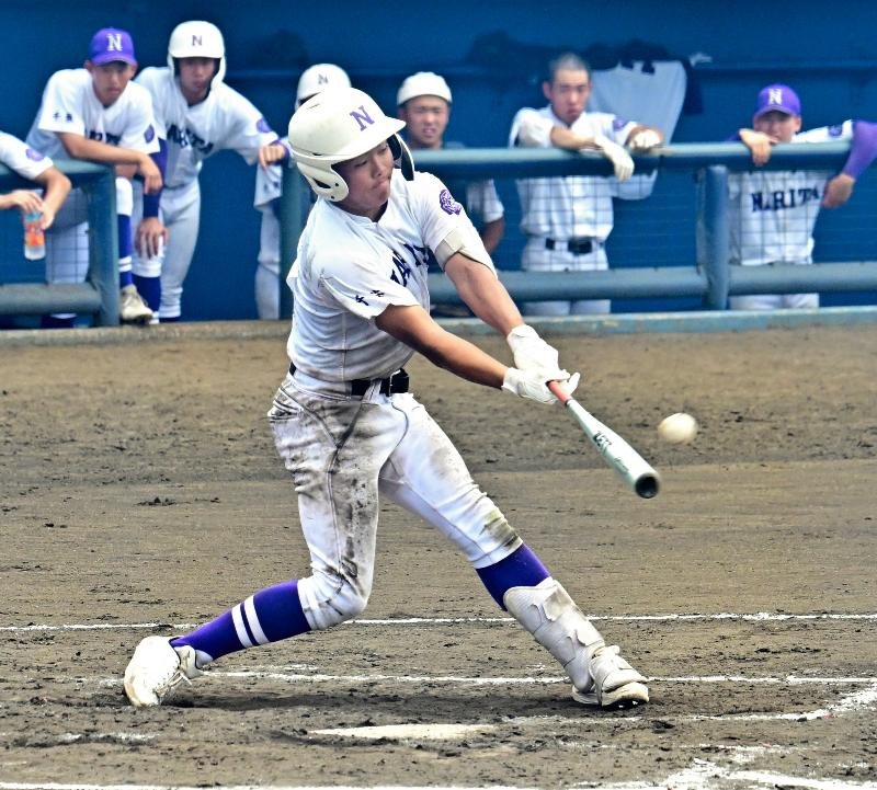 志学館―成田　７回裏成田２死一塁、松本が左越えに逆転２ランを放つ＝１３日、県総合スポーツセンター野球場
