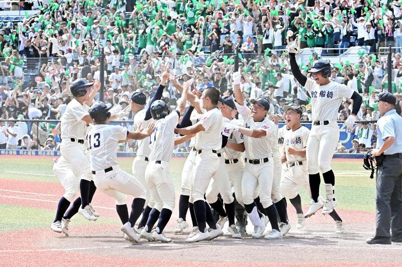 市船橋―八千代松陰　延長十回逆転サヨナラ勝ちで３年ぶり７度目の甲子園出場を決め、歓喜の輪をつくる市船橋ナイン＝２７日、千葉市美浜区のＺＯＺＯマリンスタジアム