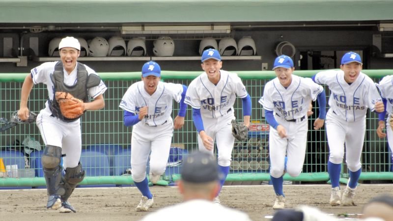 市船橋－光英ＶＥＲＩＴＡＳ　試合開始前のあいさつに笑顔で駆け寄る光英ＶＥＲＩＴＡＳナイン＝ぴーちゃん