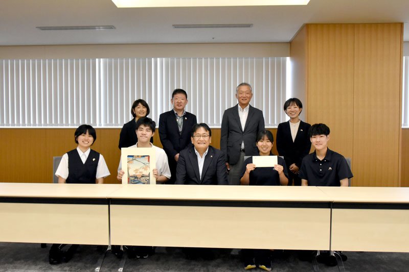 カナダ・ノースバンクーバー市訪問を前に抱負を語った高校生ら＝千葉市役所
