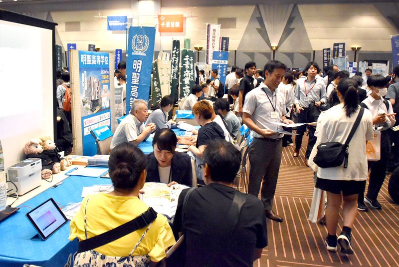 高校のブースで受験の相談をする来場者ら＝３日、千葉市美浜区