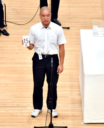 抽選札を見せる市船橋の田中主将＝大阪市