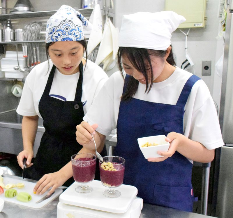 夏のお菓子屋さん救え！！　大原高生考案デザートを販売　食感こだわり、アサイー風ボウル　茂原