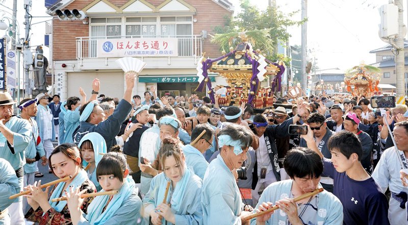 ３００年以上の歴史があるとされる匝瑳市の「八重垣神社祇園祭」が開幕。夏の強い日差しの下、神社みこしが商店街を練り歩き、一帯は熱気に包まれた＝４日、同市