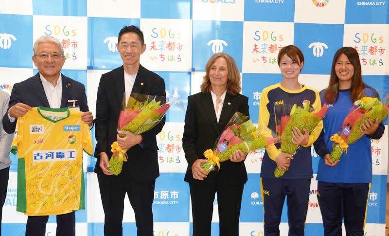 小出市長（左）に今季の活躍を誓う（左から）島田社長、トレス監督、石田選手、田中選手＝６日、市原市役所