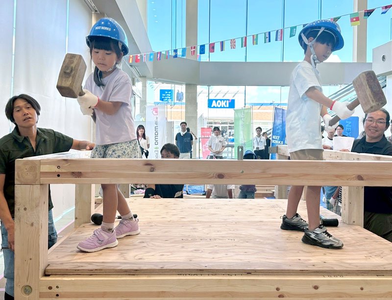 ミニハウスの組み立てに挑戦する子ども＝市原市の夢ホール
