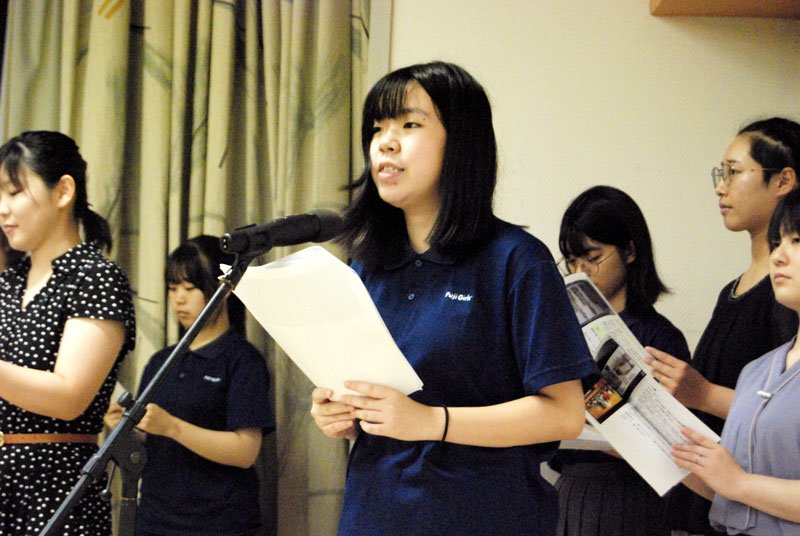 原爆の惨禍を繰り返さない思いを込めて朗読する部長の新井さん（中央）ら＝６日、千葉市中央区の県庁