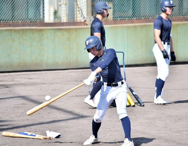 長尺バットで打撃練習をする市船橋の選手ら＝兵庫県西宮市
