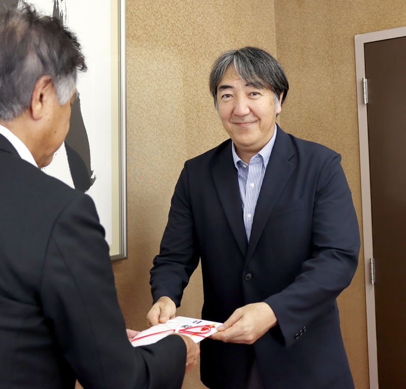 千葉日報福祉事業団の中元広之理事長に目録を手渡す内田理事長（右）