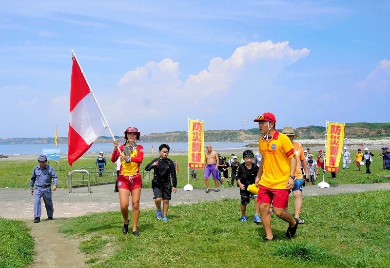 銚子市の銚子マリーナ海水浴場で、津波避難訓練が行われた。相模トラフを震源とする強い地震が発生し、県沿岸に大津波警報が発表されたと想定。ライフセーバーが津波フラッグを振って海水浴客らに海から上がるように促すなど避難誘導の流れを確認した