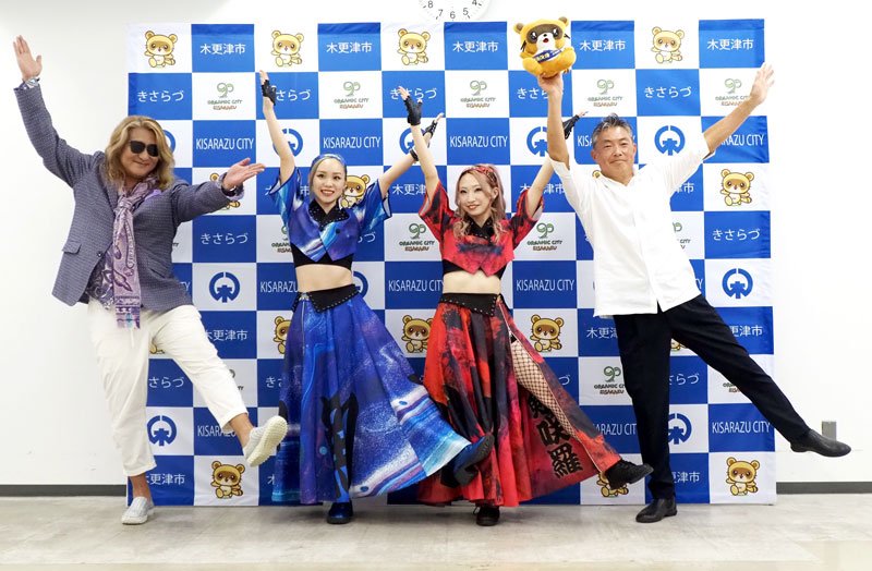 振り付けにある木更津の「Ｋ」のポーズをとる４人（左からはたけさん、潮干狩鯏さん、八剱咲羅さん、渡辺芳邦市長）＝木更津市
