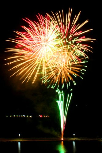 勝浦漁港で約１４００発が打ち上げられた花火。大会は６年ぶりに開催した＝１３日夜、勝浦市