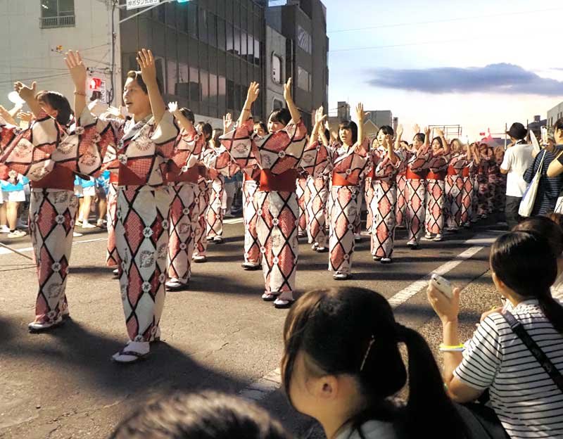 夕闇に包まれて踊りの輪ができた「やっさいもっさい踊り大会」＝１４日、木更津市