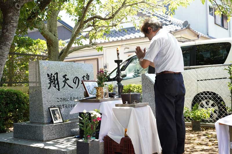 慰霊祭で「翔天の碑」に手を合わせる市民＝１５日、銚子市