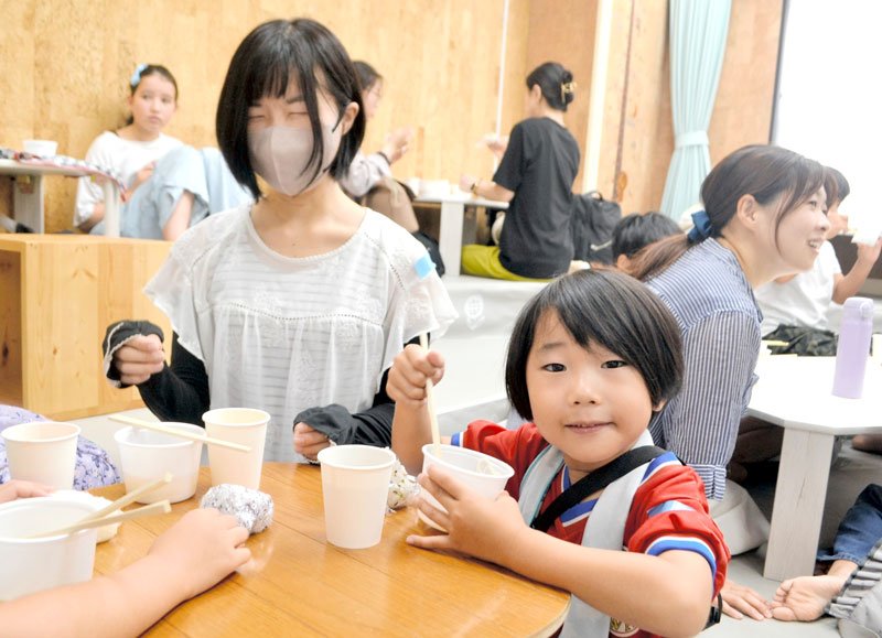 四街道市立図書館で朝食と学習環境を提供する「朝飯図書館」が開かれ、訪れた子どもたちが用意された朝食をおいしく頬張り、夏休みの勉強や読書に向けて英気を養った＝２６日