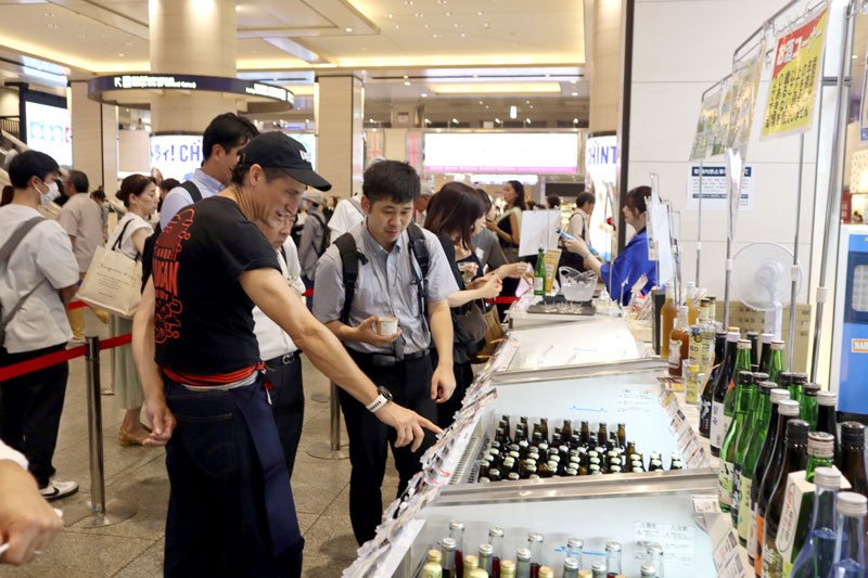 期間限定アンテナショップでは、千葉県の酒が多数販売されている＝２７日、大阪市北区