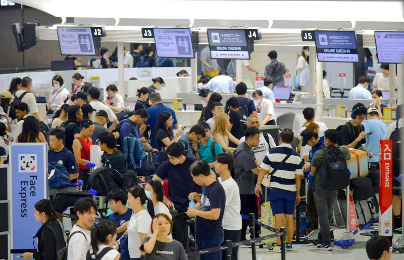 お盆の連休期間に旅客でにぎわう成田空港の国際線出発ロビー＝成田市