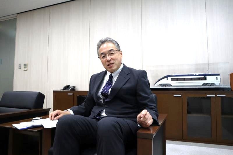 インタビューに応じる京成電鉄の天野社長＝市川市
