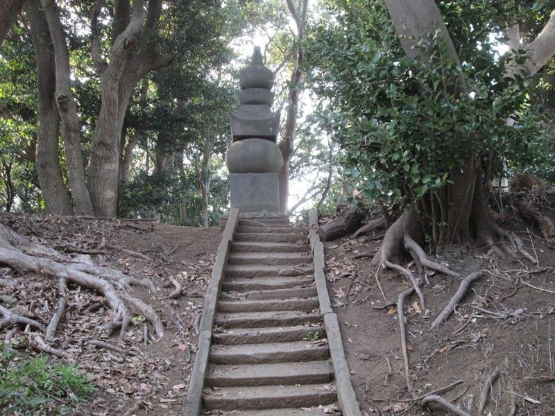 康胤の首塚と伝わる五輪塔

