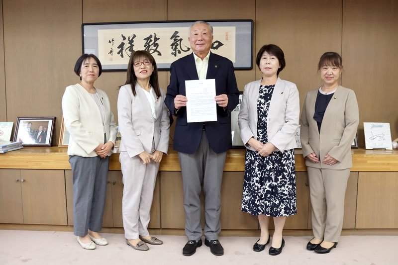 要望書を受け取った鹿間市長（中央）と女性市議４人＝東金市
