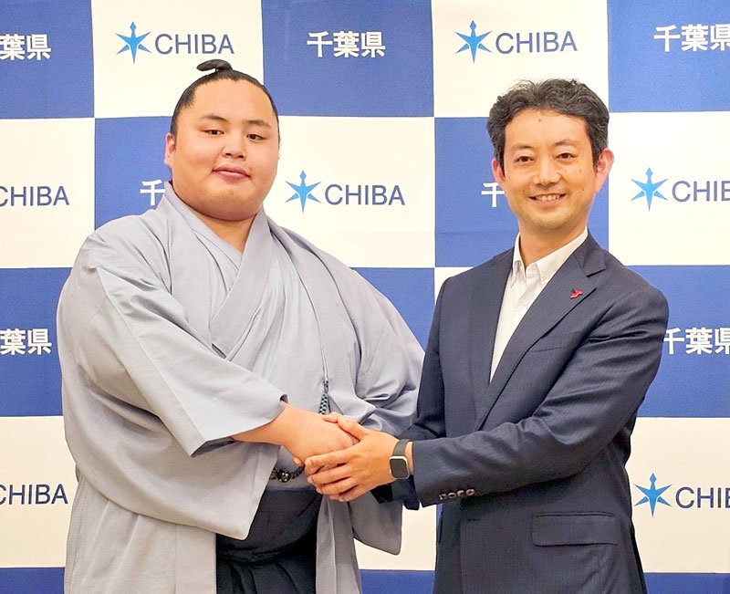 熊谷知事（右）と握手する琴勝峰関＝３日、県庁
