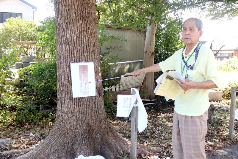 慰霊の集いで検見川事件を解説する島袋さん＝７日、千葉市花見川区