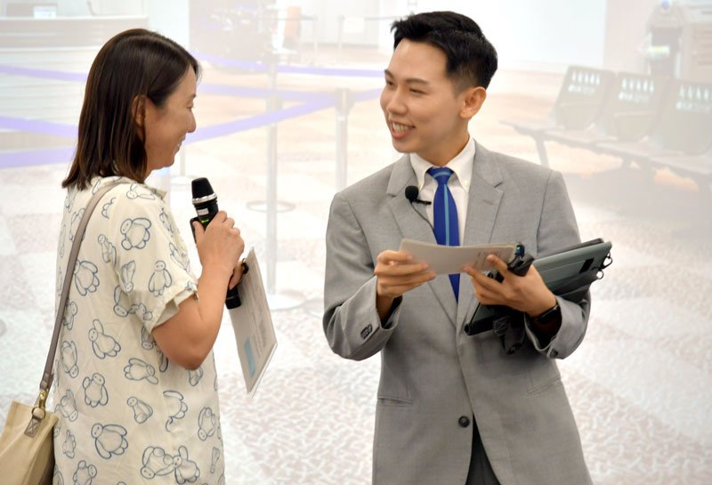 ＡＮＡのコンテストで接客スキルを披露するラオーヨイさん（右）＝成田市