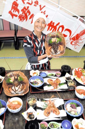 大きな伊勢エビ、お安くどうぞ―。今月から始まった「おんじゅく伊勢えび祭り」は、直売やつかみ取りなど催しが盛りだくさん。１３日に開かれる最初のイベント企画を前に関係者が豪華料理を取りそろえ、自慢の味をＰＲした＝１１日、御宿町