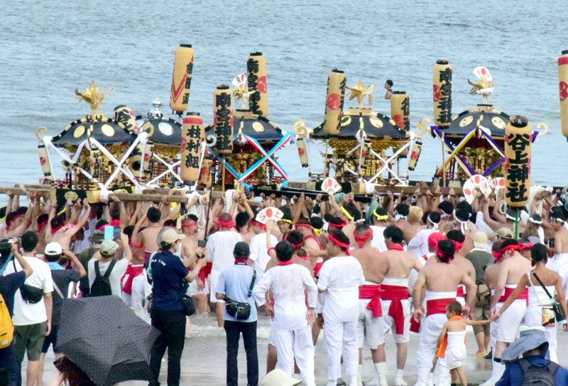 五輪会場に神輿一堂　威勢良く浜降り、町に活気　一宮　上総十二社祭り