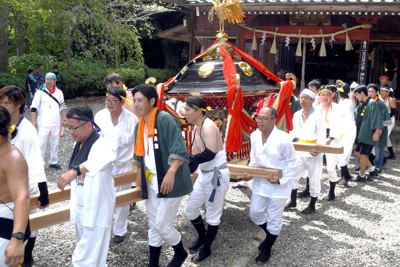 国吉神社の社殿前から渡御に向かう神輿の担ぎ手たち＝１４日、いすみ市