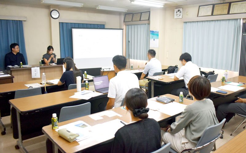 効果的な情報発信について講演する山崎記者（左から２人目）＝千葉市中央区の千葉日報社