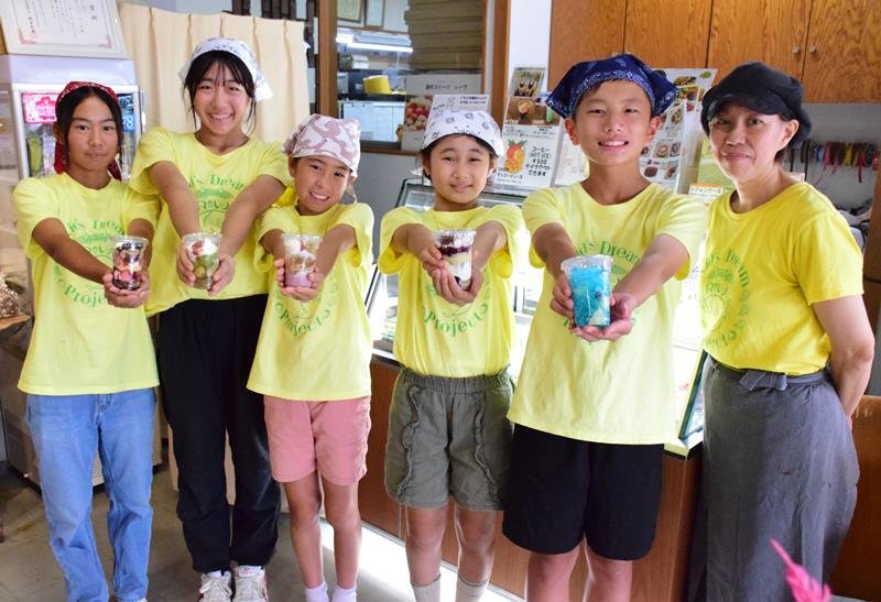 開発したパフェを手に笑顔を見せる子どもたち＝茂原市
