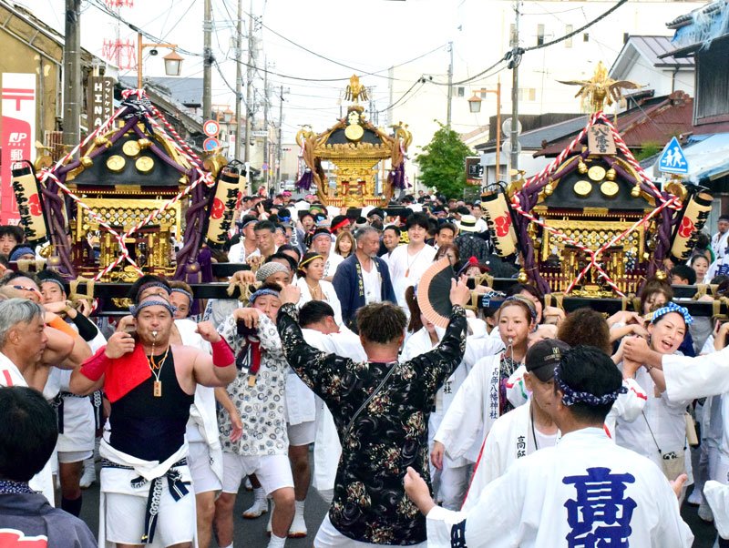 ６年ぶりに合同で渡御する高師、茂原の両八幡神社の神輿＝１４日、茂原市