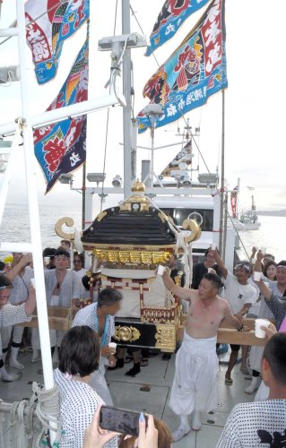 神輿を載せて漁港沖に出てお神酒で乾杯する町衆たち＝１５日、勝浦市