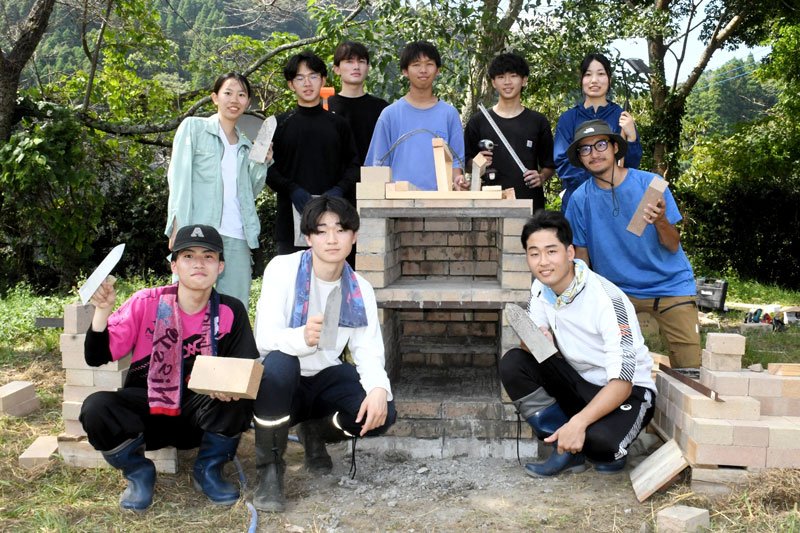 ピザ窯作りやピザ焼きの体験イベントを開催する大学生のメンバーら＝大多喜町
