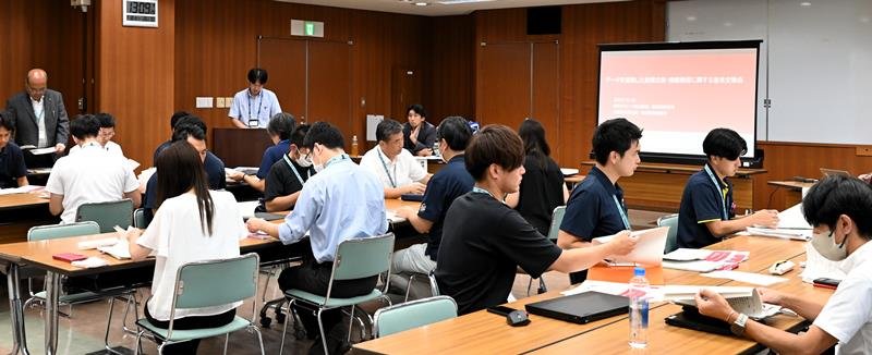 楽天グループとの政策ディスカッションを行った勝浦市職員ら＝同市役所（同市提供）
