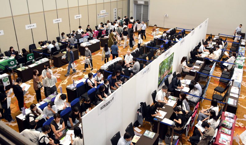 各大学がブースを設け、受験生らに入試情報を提供した「大学進学フェスタ」＝２１日、千葉市美浜区