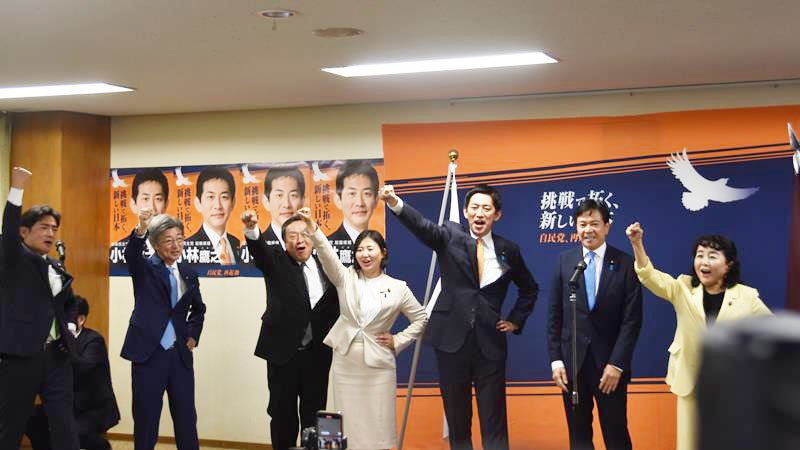 自民党総裁選の告示日に出陣式を開き、千葉県選出国会議員らと気勢を上げる小林氏（右から３人目）＝２２日、党本部