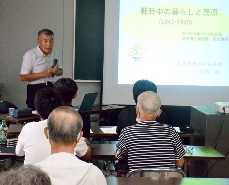 太平洋戦争や戦中の茂原について語る各務さん＝茂原市立美術館・郷土資料館