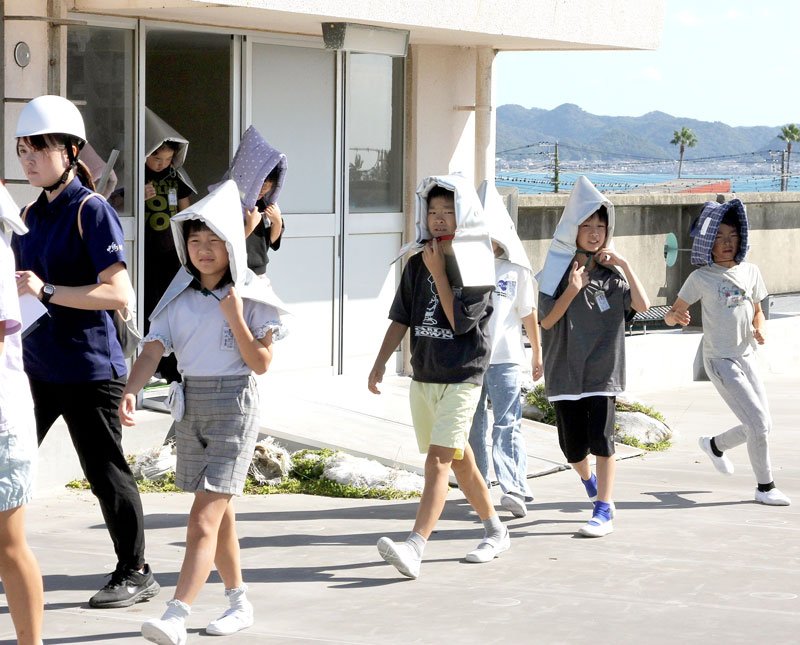 津波避難訓練で校舎の屋上に避難する鴨川小の児童ら＝２４日、鴨川市